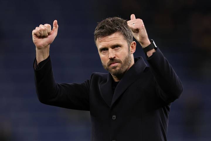 Michael Carrick watching from the touchline ไมเคิล แคร์ริก จับตาดูจากเส้นข้างสนาม