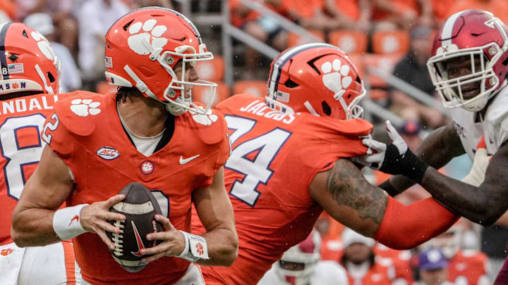 The Clemson Tigers scored 27 unanswered points en route to their first win of the season against Troy. 