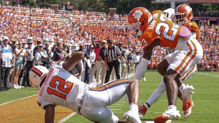 Sep 20, 2025; Clemson, South Carolina, USA; Syracuse Orange wide receiver Justus Ross-Simmons (12) catches a touchdown near Clemson Tigers cornerback Ashton Hampton (23) during the first quarter at Memorial Stadium. Mandatory Credit: Ken Ruinard/GREENVILLE NEWS-USA TODAY Network via Imagn Images Sep 20, 2025; Clemson, South Carolina, USA; Syracuse Orange wide receiver Justus Ross-Simmons (12) catches a touchdown near Clemson Tigers cornerback Ashton Hampton (23) during the first quarter at Memorial Stadium. Mandatory Credit: Ken Ruinard/GREENVILLE NEWS-USA TODAY Network via Imagn Images