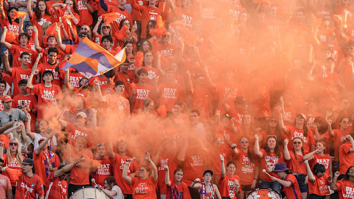 Clemson fans are tiring of the struggles under coach Dabo Swinney as writer Stewart Mandel detailed.