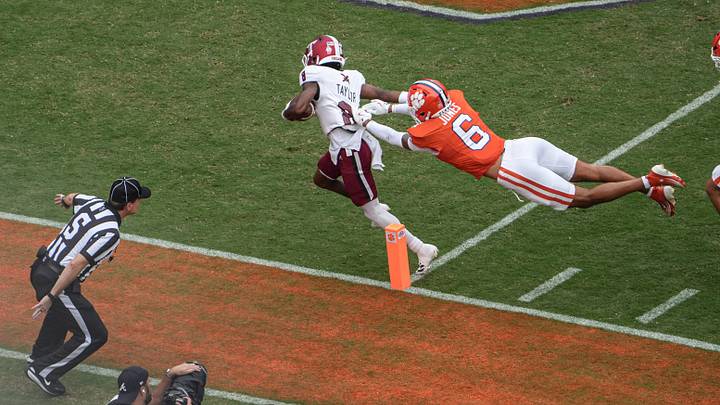 Troy Trojans receiver Tray Taylor (8) transfers to Auburn to help out the wide receiver room in 2026.