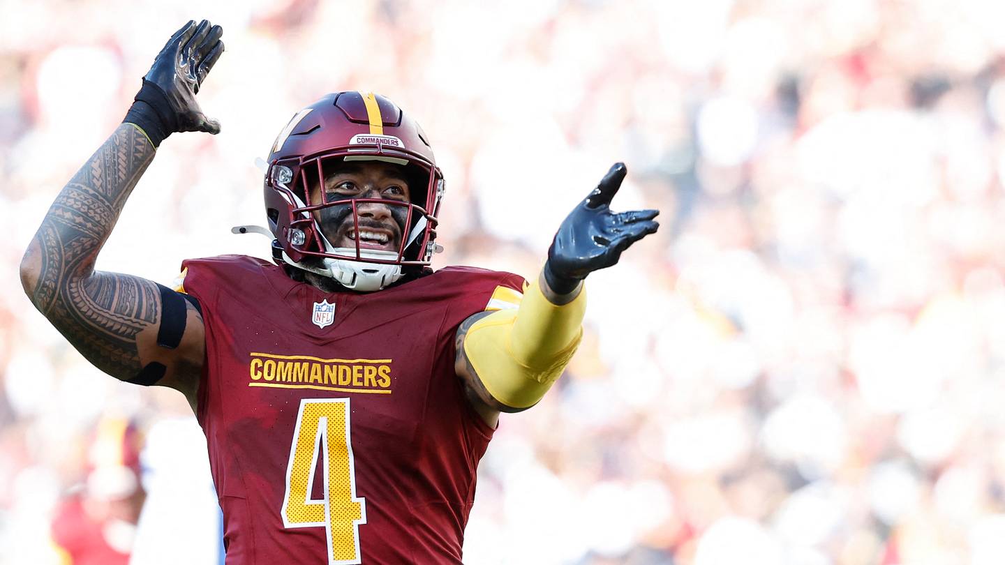 Frankie Luvu, giocatore dei Washington Commanders, coordina la difesa durante il training camp