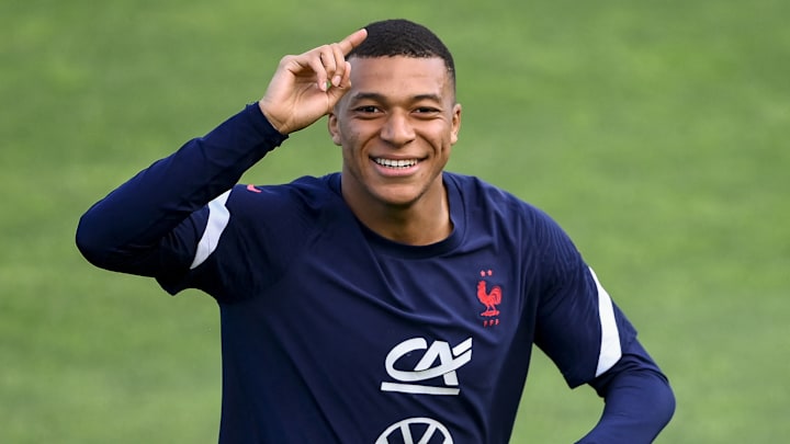 Kylian Mbappé à l'échauffement avant le match PSG-Monaco.