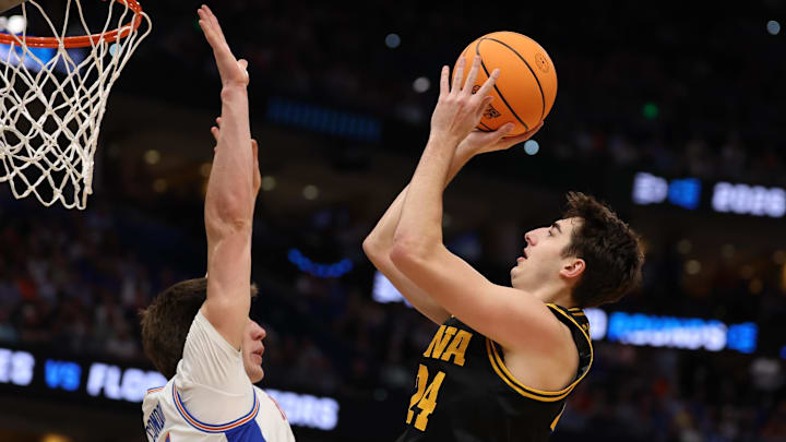 Mar 22, 2026; Tampa, FL, USA; Iowa Hawkeyes guard Tate Sage (24) shoots the ball against Florida Gators forward Alex Condon (21) in the first half during a second round game of the men's 2026 NCAA Tournament at Benchmark International Arena. Mandatory Credit: Matt Pendleton-Imagn Images