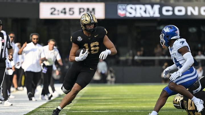 Nov 22, 2025; Nashville, Tennessee, USA;  Vanderbilt Commodores tight end Cole Spence (16) runs with the ball after a made catch against the Kentucky Wildcats during the first half at FirstBank Stadium. Mandatory Credit: Steve Roberts-Imagn Images