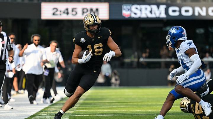 Nov 22, 2025; Nashville, Tennessee, USA; Vanderbilt Commodores tight end Cole Spence (16) runs with the ball after a made catch against the Kentucky Wildcats during the first half at FirstBank Stadium. Mandatory Credit: Steve Roberts-Imagn Images Nov 22, 2025; Nashville, Tennessee, USA; Vanderbilt Commodores tight end Cole Spence (16) runs with the ball after a made catch against the Kentucky Wildcats during the first half at FirstBank Stadium. Mandatory Credit: Steve Roberts-Imagn Images