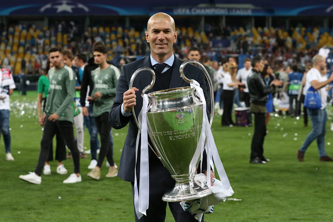 Zinedine Zidane dengan trofi Liga Champions di Kyiv Zinedine Zidane dengan trofi Liga Champions di Kyiv