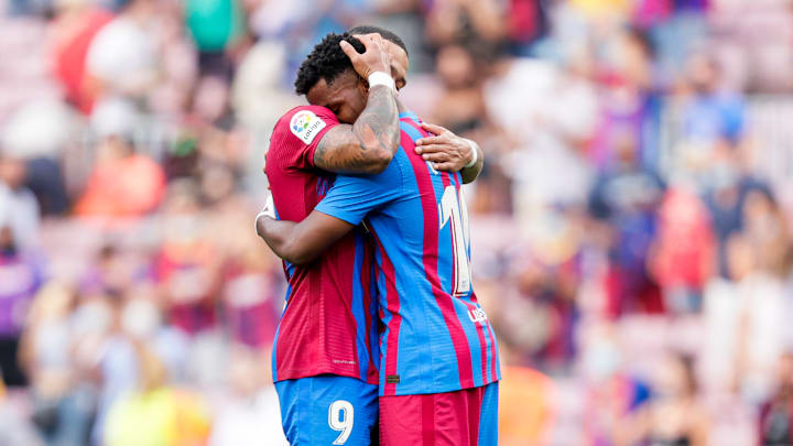 Ansu Fati y Memphis Depay se funden en un abrazo