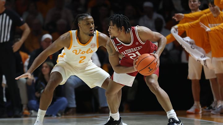 Jan 4, 2025; Knoxville, Tennessee, USA; Arkansas Razorbacks guard D.J. Wagner (21) moves the ball against Tennessee Volunteers guard Chaz Lanier (2) during the first half at Thompson-Boling Arena at Food City Center. Mandatory Credit: Randy Sartin-Imagn Images Jan 4, 2025; Knoxville, Tennessee, USA; Arkansas Razorbacks guard D.J. Wagner (21) moves the ball against Tennessee Volunteers guard Chaz Lanier (2) during the first half at Thompson-Boling Arena at Food City Center. Mandatory Credit: Randy Sartin-Imagn Images