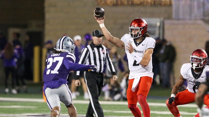 Nov 23, 2024; Manhattan, Kansas, USA; Cincinnati Bearcats quarterback Brendan Sorsby (2) passes the ball while being rushed by Kansas State Wildcats safety Daniel Cobbs (27) during the fourth quarter at Bill Snyder Family Football Stadium. Mandatory Credit: Scott Sewell-Imagn Images Nov 23, 2024; Manhattan, Kansas, USA; Cincinnati Bearcats quarterback Brendan Sorsby (2) passes the ball while being rushed by Kansas State Wildcats safety Daniel Cobbs (27) during the fourth quarter at Bill Snyder Family Football Stadium. Mandatory Credit: Scott Sewell-Imagn Images