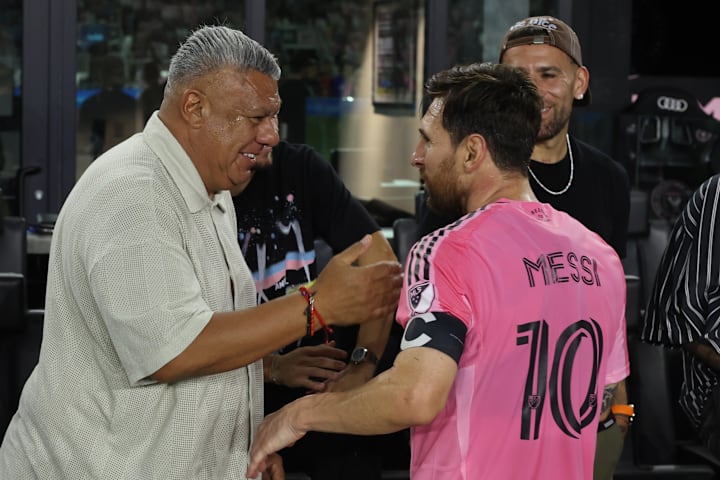 ประธาน AFA คลอดิโอ ตาเปีย (ซ้าย) และลิโอเนล เมสซี่
