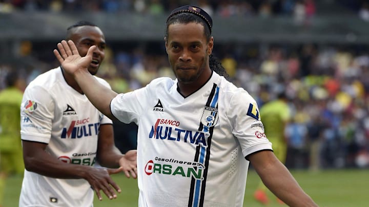 El jugador Ronaldinho celebra un gol con Querétaro.
