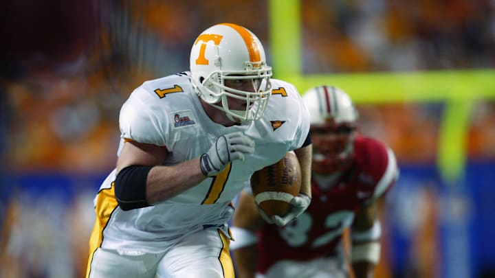 Jason Witten carries the ball for the Tennessee Volunteers. 