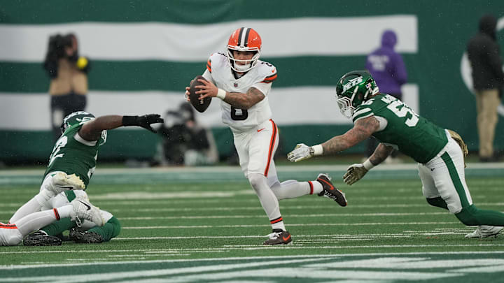 Nov 9, 2025; East Rutherford, New Jersey, USA;  Cleveland Browns quarterback Dillon Gabriel (8) scrambles against the New York Jets in the second half at MetLife Stadium. Mandatory Credit: Robert Deutsch-Imagn Images