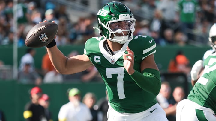 Oct 19, 2025; East Rutherford, New Jersey, USA; New York Jets quarterback Justin Fields (7) looks to get rid of the ball in the second quarter against the Carolina Panthers at MetLife Stadium. Mandatory Credit: Vincent Carchietta-Imagn Images Oct 19, 2025; East Rutherford, New Jersey, USA; New York Jets quarterback Justin Fields (7) looks to get rid of the ball in the second quarter against the Carolina Panthers at MetLife Stadium. Mandatory Credit: Vincent Carchietta-Imagn Images