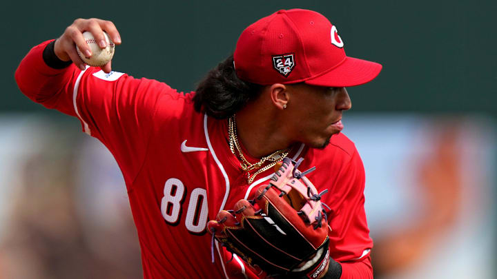 Cincinnati Reds shortstop Edwin Arroyo fields a groundball Cincinnati Reds shortstop Edwin Arroyo fields a groundball