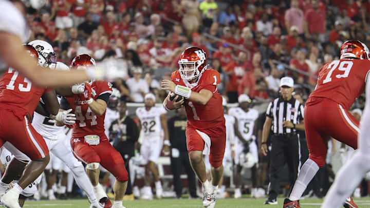 Sep 12, 2025; Houston, Texas, USA; Houston Cougars quarterback Conner Weigman (1) runs with the ball and scores a touhdown during the fourth quarter against the Colorado Buffaloes at TDECU Stadium. Mandatory Credit: Troy Taormina-Imagn Images Sep 12, 2025; Houston, Texas, USA; Houston Cougars quarterback Conner Weigman (1) runs with the ball and scores a touhdown during the fourth quarter against the Colorado Buffaloes at TDECU Stadium. Mandatory Credit: Troy Taormina-Imagn Images