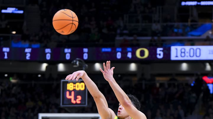 Jackson Shelstad hit 3-6 threes in Oregon's 87-83 loss to Arizona in the NCAA Tournament. Pete Thamel of ESPN reports he's returning for his junior year.