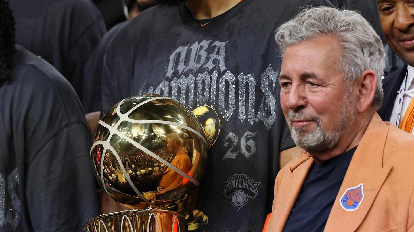 Knicks’ Owner Vows to Avoid Second Luxury Apron