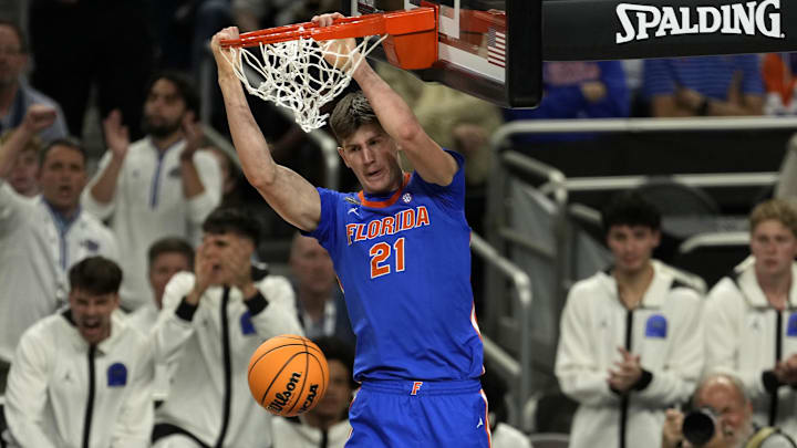 Apr 7, 2025; San Antonio, TX, USA; Florida Gators forward Alex Condon (21) dunks the ball against the Houston Cougars during the second half in the national championship game of the Final Four of the 2025 NCAA Tournament at the Alamodome.Mandatory Credit: Scott Wachter-Imagn Images