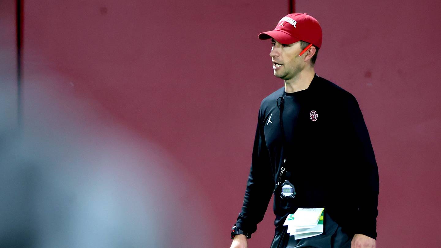 Special teams coach Doug Deakin di Oklahoma celebra il nuovo regolamento NCAA che permette ai giocatori di giocare senza redshirt