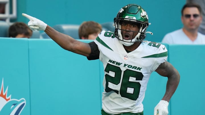 Dec 19, 2021; Miami Gardens, Florida, USA; New York Jets cornerback Brandin Echols (26) celebrates his interception that was run back for a touchdown agains the Miami Dolphins during the second half at Hard Rock Stadium. Mandatory Credit: Jasen Vinlove-Imagn Images Dec 19, 2021; Miami Gardens, Florida, USA; New York Jets cornerback Brandin Echols (26) celebrates his interception that was run back for a touchdown agains the Miami Dolphins during the second half at Hard Rock Stadium. Mandatory Credit: Jasen Vinlove-Imagn Images