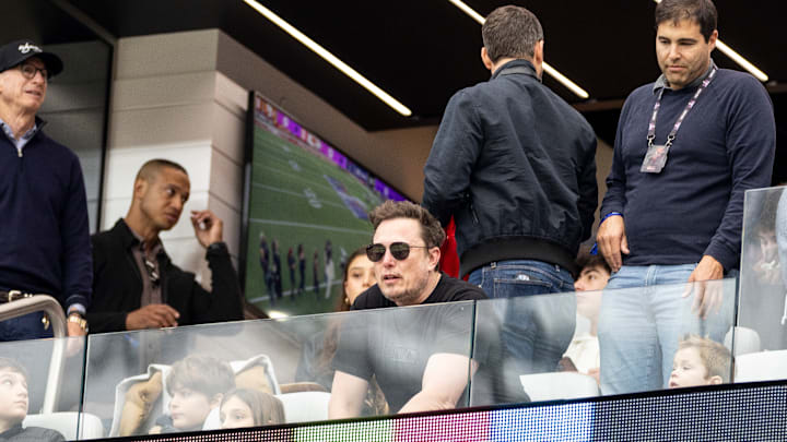 El empresario Elon Musk viendo el Super Bowl LVIII desde una suite exclusiva 