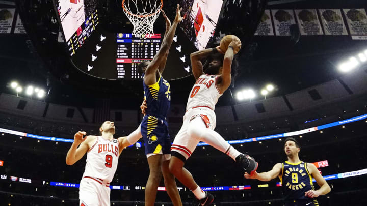 Mar 27, 2024; Chicago, Illinois, USA; Indiana Pacers forward Jalen Smith (25) defends Chicago Bulls guard Coby White (0) during the first quarter at United Center. Mandatory Credit: David Banks-USA TODAY Sports