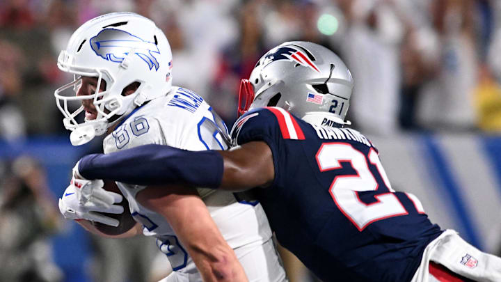 Oct 5, 2025; Orchard Park, New York, USA; Buffalo Bills tight end Dalton Kincaid (86) makes a catch past New England Patriots safety Jaylinn Hawkins (21) during the first half at Highmark Stadium. Mandatory Credit: Mark Konezny-Imagn Images Oct 5, 2025; Orchard Park, New York, USA; Buffalo Bills tight end Dalton Kincaid (86) makes a catch past New England Patriots safety Jaylinn Hawkins (21) during the first half at Highmark Stadium. Mandatory Credit: Mark Konezny-Imagn Images