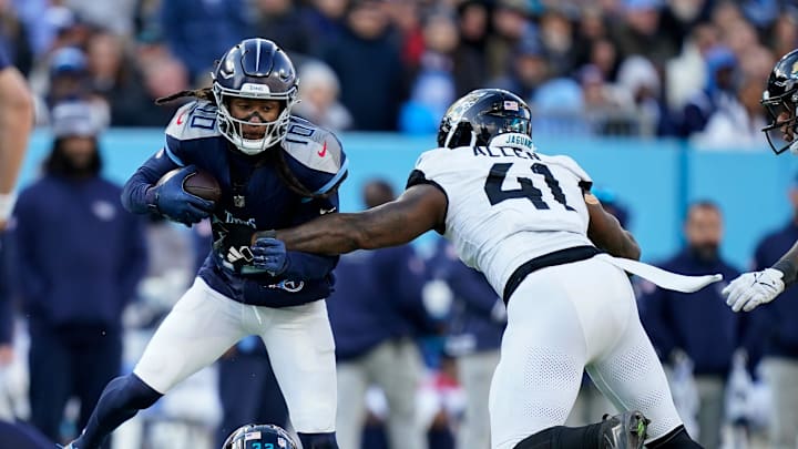 Tennessee Titans wide receiver DeAndre Hopkins (10) tries to evade Jacksonville Jaguars cornerback