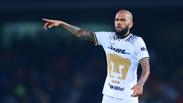 Alves dio asistencia en su primer partido con Pumas