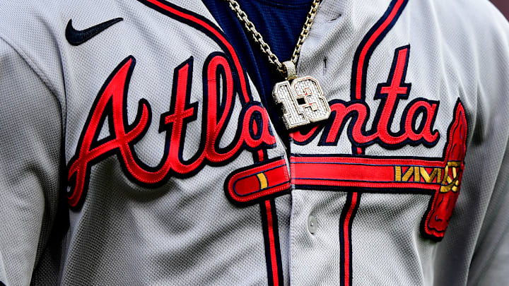 Ronald Acuña Jr. lleva un lujo collar como parte de su atuendo para los juegos con los Bravos de Atlanta