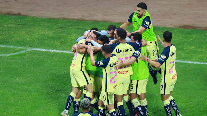 Jugadores del América celebran un gol.
