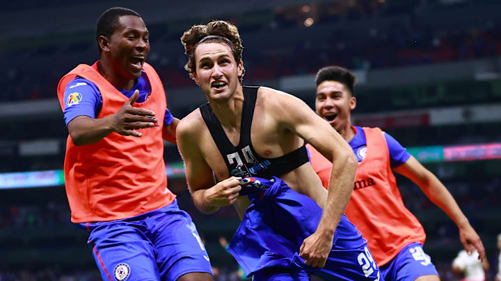Jugadores de Cruz Azul celebran un gol.