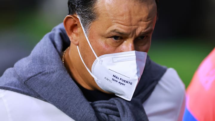 Cruz Azul fue derrotado por Chivas en el Estadio Azteca y Juan Reynoso aceptó que hay molestia total en el equipo.