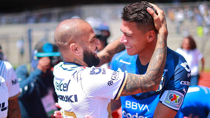 El brasileño Dani Alves de los Pumas saluda a Héctor Moreno de Rayados.