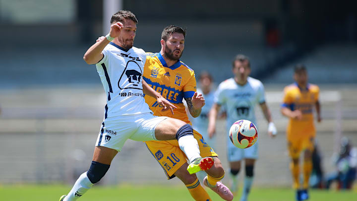 Nicolas Freire y Andre Pierre Gignac en la disputa de un balón-