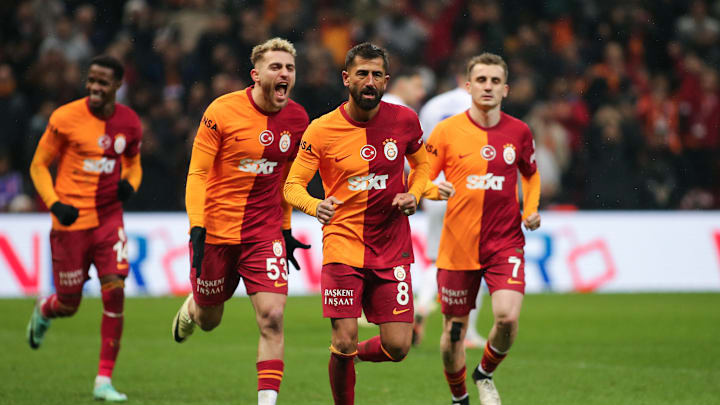 Kerem Demirbay (2. v. r.)
