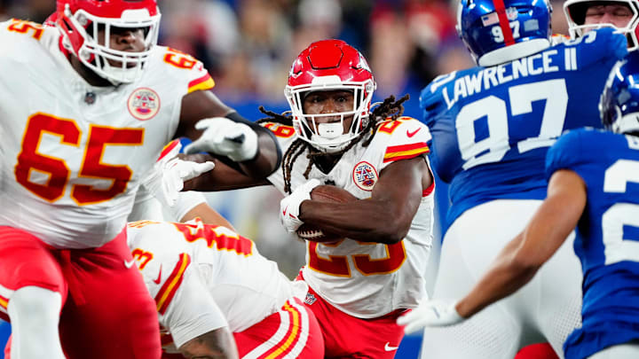 Kansas City Chiefs running back Kareem Hunt (29) runs with the ball, Sunday, September 21, 2025. Kansas City Chiefs running back Kareem Hunt (29) runs with the ball, Sunday, September 21, 2025.