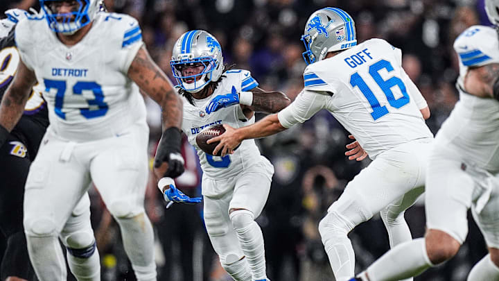 Detroit Lions quarterback Jared Goff (16) hands the ball to running back Jahmyr Gibbs (0) during the first half at M&T Bank Stadium in Baltimore, Md. on Monday, Sept. 22, 2025.