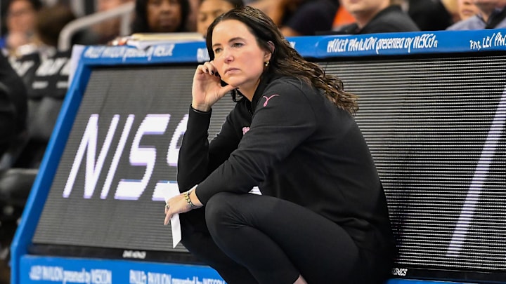 Feb 20, 2025; Los Angeles, California, USA; Illinois Fighting Illini head coach Shauna Green during the third quarter against the UCLA Bruins at Pauley Pavilion presented by Wescom. Mandatory Credit: Robert Hanashiro-Imagn Images Feb 20, 2025; Los Angeles, California, USA; Illinois Fighting Illini head coach Shauna Green during the third quarter against the UCLA Bruins at Pauley Pavilion presented by Wescom. Mandatory Credit: Robert Hanashiro-Imagn Images