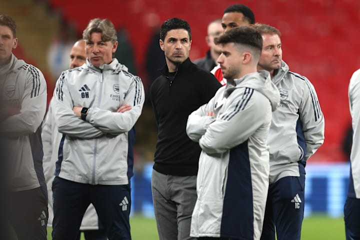 มิเกล อาร์เตต้า (กลาง) มิเกล อาร์เตต้า (กลาง)