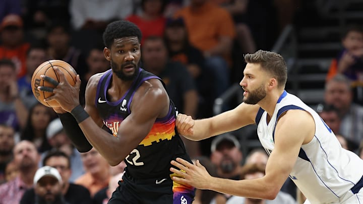Phoenix Suns center Deandre Ayton.