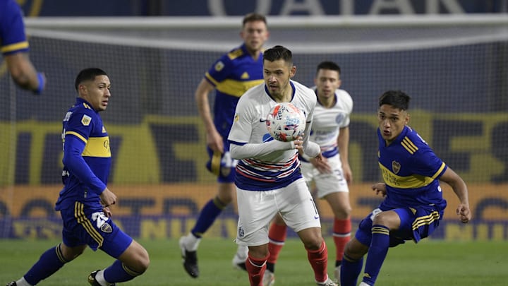 Equi Fernández pelea la pelota contra Romero