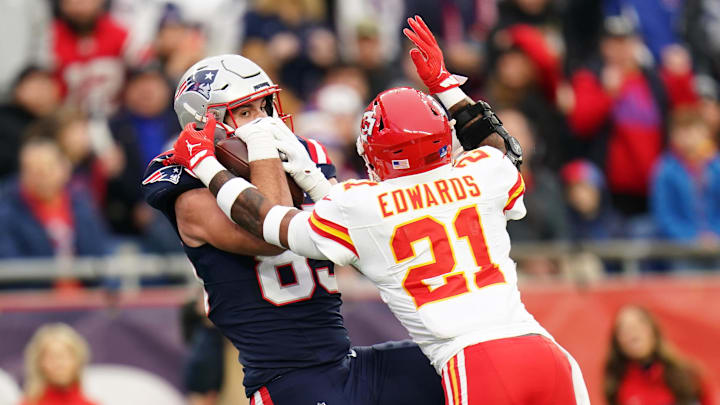 Dec 17, 2023; Foxborough, Massachusetts, USA; New England Patriots tight end Hunter Henry (85) makes the touchdown catch against Kansas City Chiefs safety Mike Edwards (21) in the first half at Gillette Stadium. Mandatory Credit: David Butler II-Imagn Images Dec 17, 2023; Foxborough, Massachusetts, USA; New England Patriots tight end Hunter Henry (85) makes the touchdown catch against Kansas City Chiefs safety Mike Edwards (21) in the first half at Gillette Stadium. Mandatory Credit: David Butler II-Imagn Images