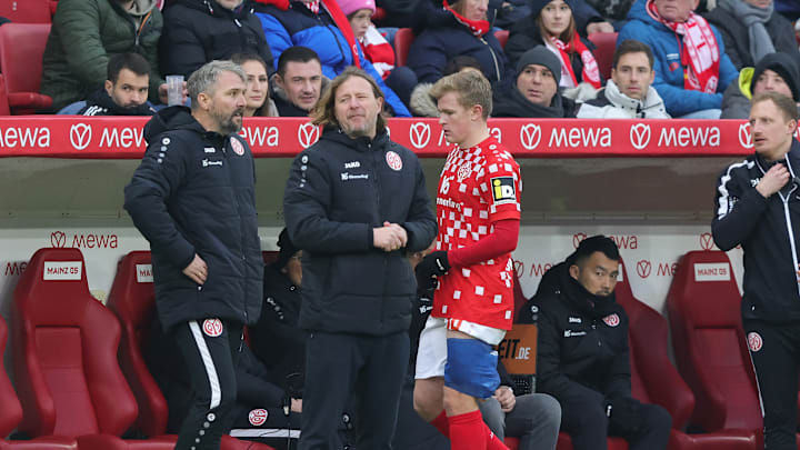 Jonathan Burkardt mit einem bandagierten Oberschenkel