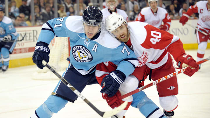 February 8, 2009; Pittsburgh, PA, USA; Pittsburgh Penguins center Evgeni Malkin (71) and Detroit Red Wings center Henrik Zetterberg (40) fight for a loose puck during the first period at Mellon Arena.  Detroit won 3-0. Mandatory Credit: Don Wright-Imagn Images