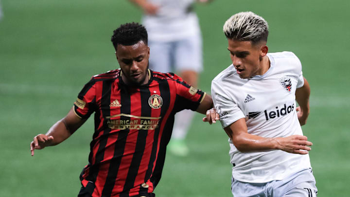 El inglés Mo Adams del Atlanta United y el argentino Yamil Asad del DC United durante la temporada 2021. El inglés Mo Adams del Atlanta United y el argentino Yamil Asad del DC United durante la temporada 2021.