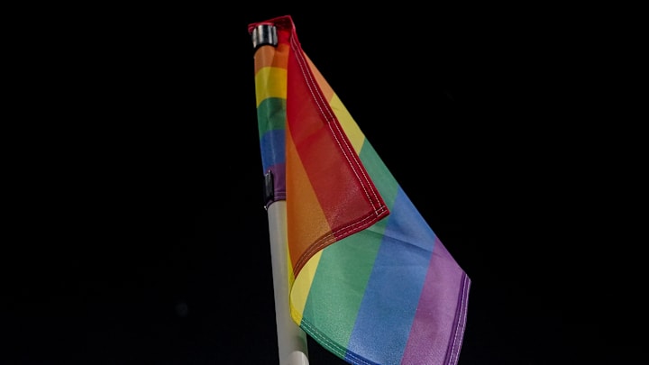 Símbolo do Orgulho LGBTQIA+ decorou bandeira de escanteio em estádios pelo Brasil