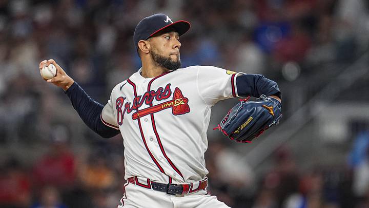 Jun 3, 2026; Cumberland, Georgia, USA; Atlanta Braves pitcher Robert Suarez (75) pitches against the Toronto Blue Jays during the eighth inning at Truist Park. Mandatory Credit: Dale Zanine-Imagn Images